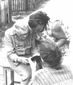 Mariya Yorkelevitch identifying people in the community book, 1996